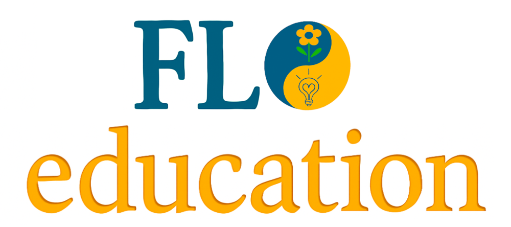 Logo von FLO education: Die Buchstaben „FL“ in dunkelblauer Serifenschrift, gefolgt von einem stilisierten Yin-Yang-Symbol. Die obere Hälfte zeigt eine gelbe Blume mit grünem Stiel auf blauem Hintergrund, die untere Hälfte eine blaue Glühbirne mit Herzform im Inneren auf gelbem Hintergrund. Das Logo symbolisiert Balance zwischen Natur (Blume) und Idee/Kreativität (Glühbirne). Darunter steht „education“ in orangefarbener, moderner Schrift.